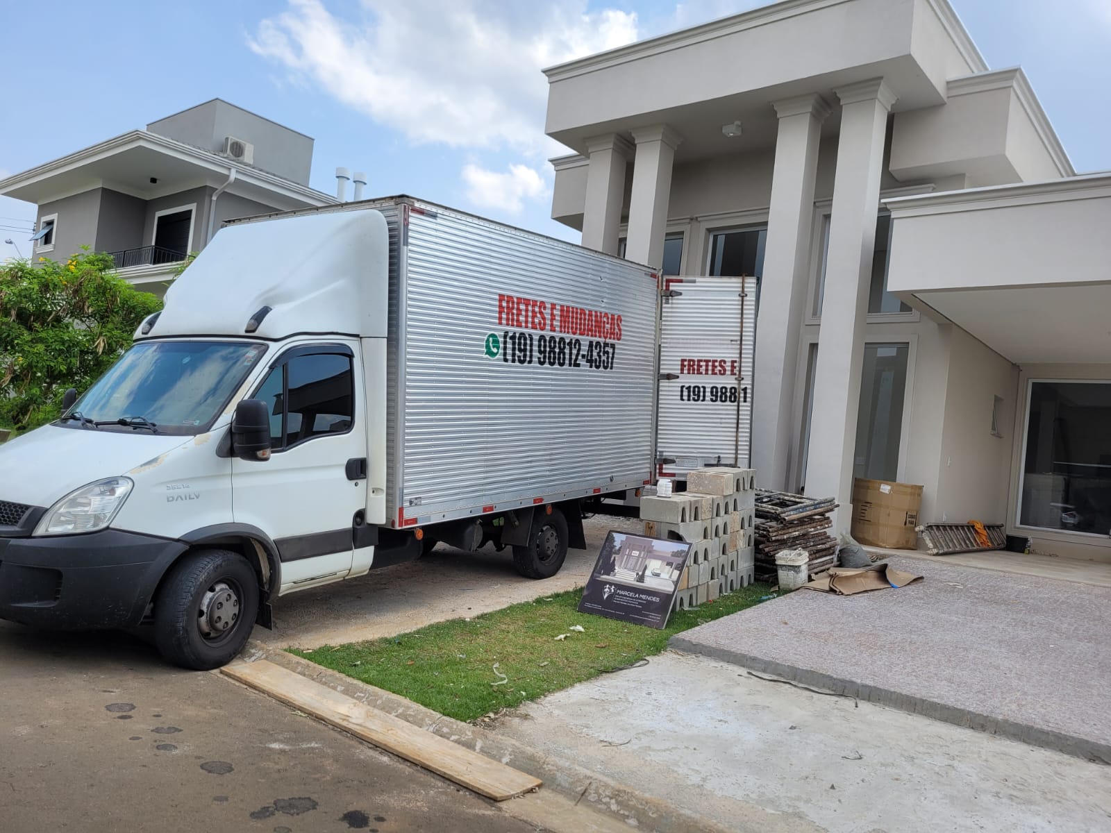 Caminhoneiro em frente ao caminhão moderno
